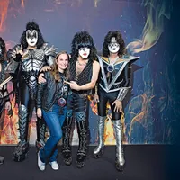 CU TRUPA Solange Margery Bertoglia, fan al trupei, cu KISS. De la stânga: Eric Singer, Gene Simmons, Paul Stanley și Tommy Thayer. Deși prețul pentru vizita în culise a fost mare, ea a spus că a „meritat în totalitate”
