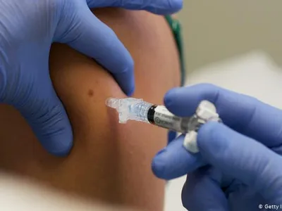 Vaccin administrat împotriva COVID/FOTO: Getty