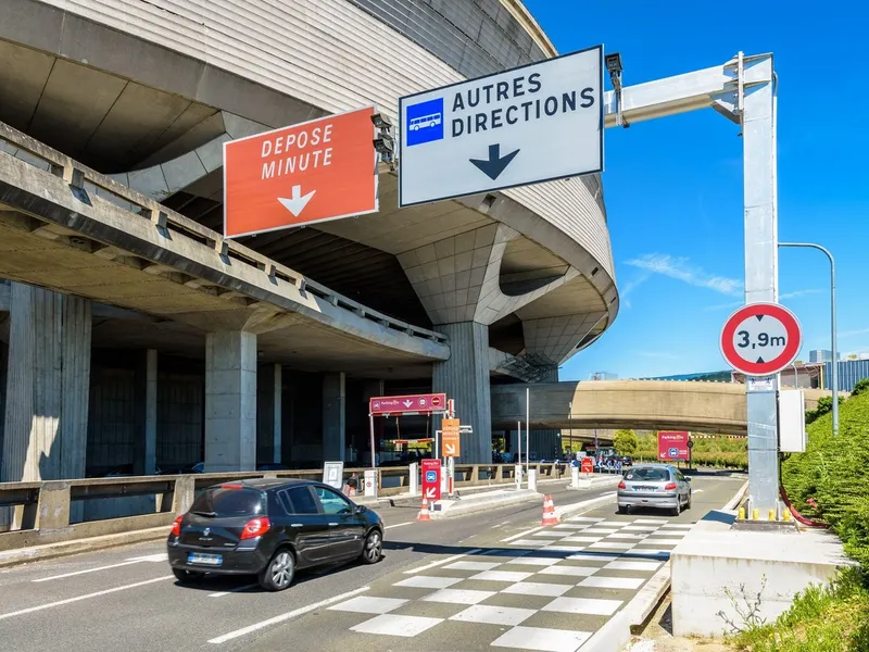 Ai mașină pe benzină sau diesel, s-ar putea să nu mai poți merge cu ea la aeroport. Află de când - Foto: Profimedia Images - Rol ilustrativ