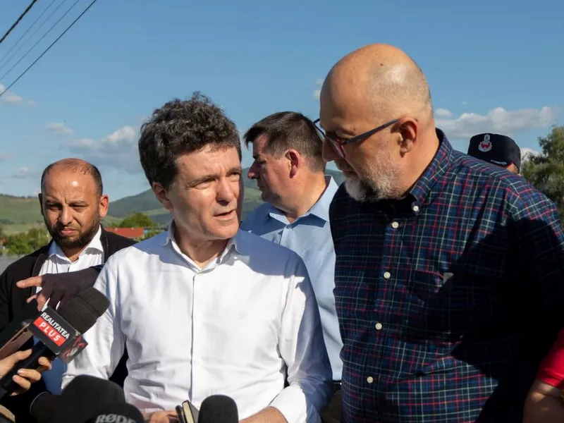 Preşedintele Nicuşor Dan şi liderul UDMR, Kelemen Hunor, la Bacel, în judeţul Covasna, la inundaţii - Foto: INQUAM PHOTOS/Ovidiu Micsik