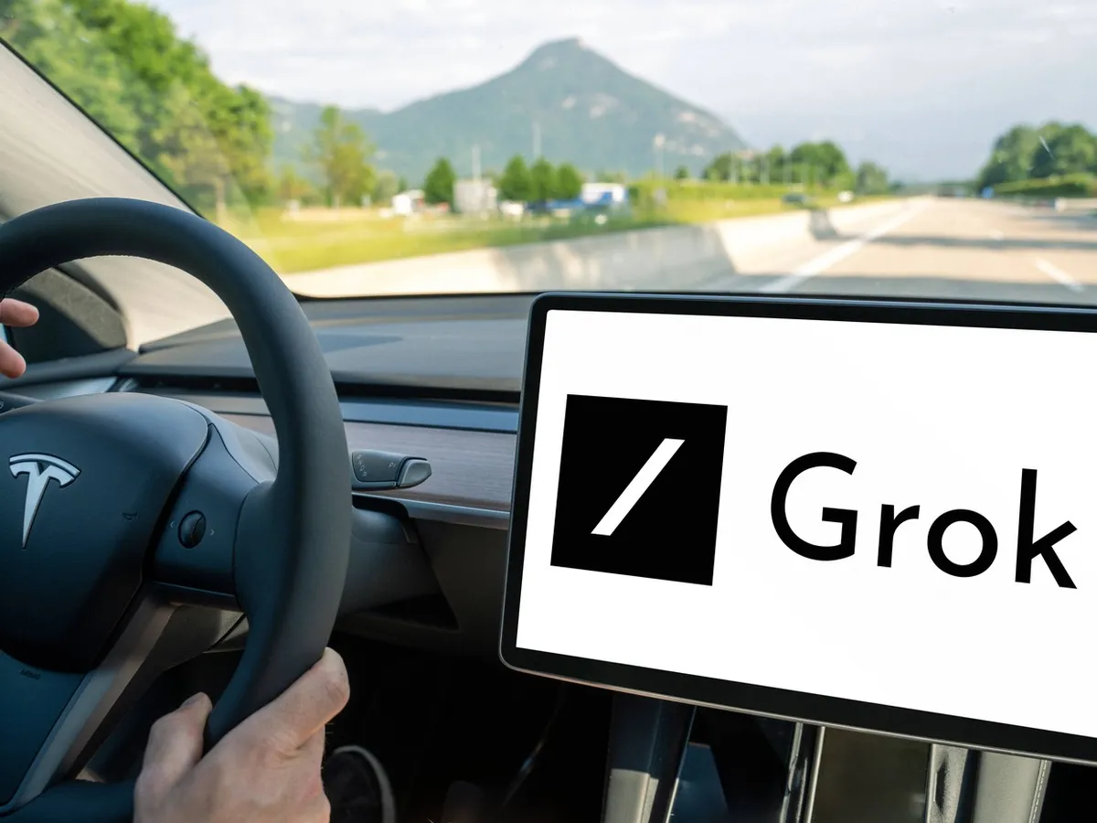 O mamă se plânge că chatbot-ul AI al mașinii sale electrice Tesla i-a cerut poze nud fiului său de 12 ani