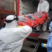 Cum se transportă un pacient cu coronavirus/FOTO: news.ro