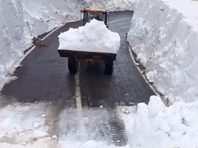 Pe Transfăgărășan, în unele zone, zăpada are și 5 metri înălțime - Foto: captură video