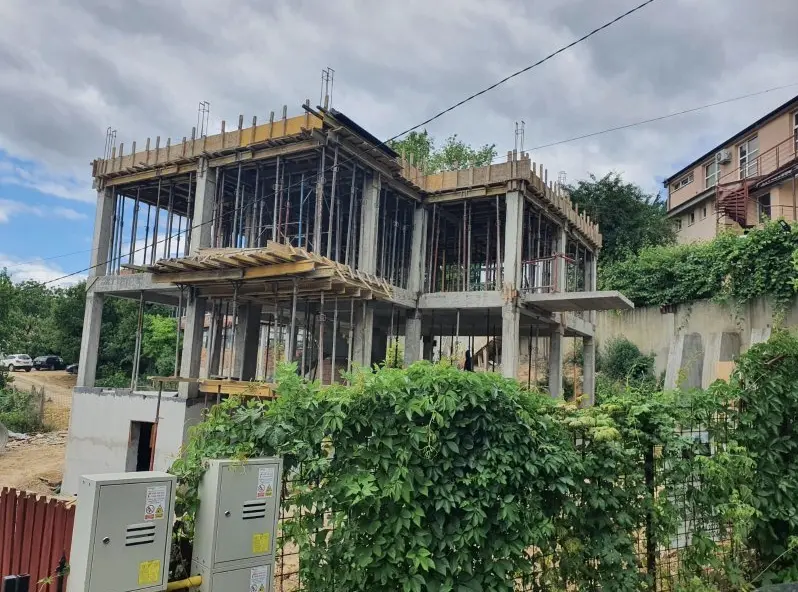 Familia fostului şef al Inspectoratului în Construcţii Iași a ridicat un bloc ilegal în Păcurari/FOTO: ziaruldeiasi.ro