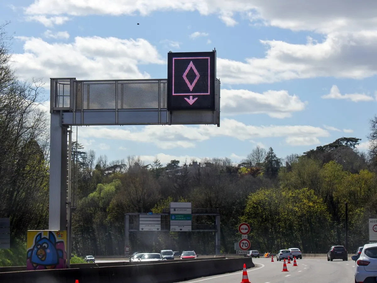 Un nou semn de circulație, un romb alb pe fundal albastru, începe să apară pe drumurile din Europa - Foto: Profimedia Images