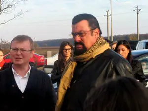 În satul Uzunu, de unde e firma care vinde măști statului, e un adăpost pentru câini unde a fost și Steven Seagal/FOTO: adevarul.ro