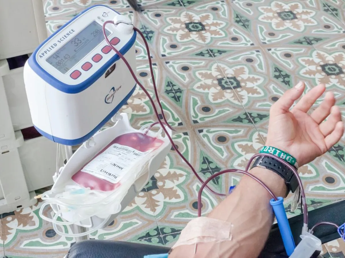 Colector de sânge ataşat de braţul unui donator - Foto: Pexels/FRANK MERIÑO