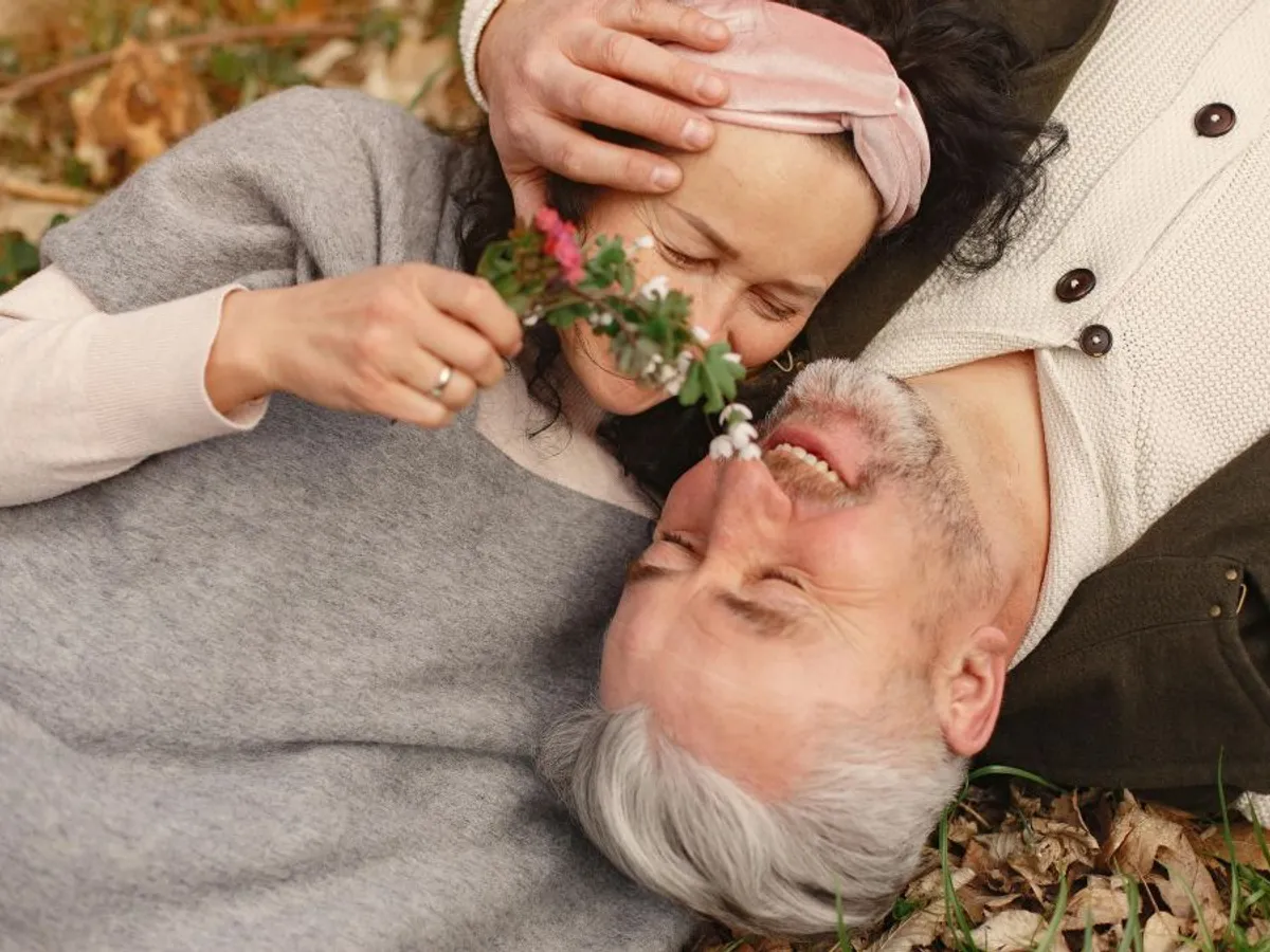 Cuplu de seniori cu floare - Foto: Pexels/CC0