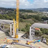 Lucrări spectaculoase, pe Autostrada Pitești-Sibiu. Grinzi de 70 tone, la 30 m înălțime - Foto: captură video
