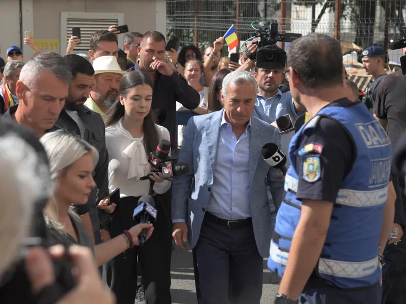 Călin Georgescu cu gărzile de corp, îmbrăcate în negru - Foto: INQUAM PHOTOS /