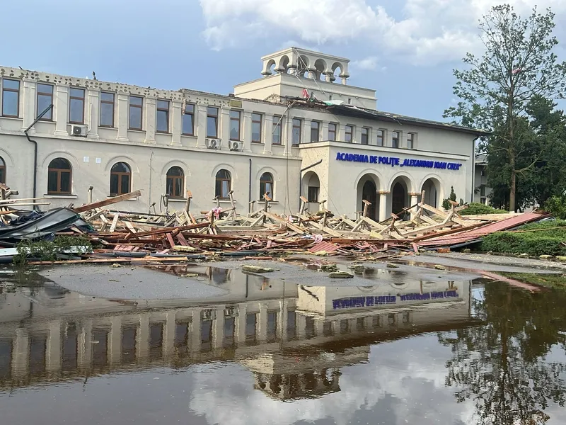 Foto: Furtuna de ieri din București a avariat puternic Academia de Poliție Sursa: Sindicatul Europol