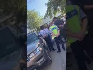 Momentul când poliția discută  cu Mohammad Murad. Captură video