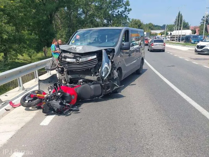 Motociclist, rănit grav. Șoferița unei dube a ieșit dintr-o benzinărie fără să se asigure - Foto: ISU Buzău