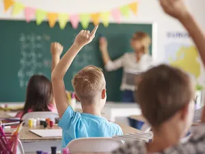 CCR a decis că profesorii pot fi plătiţi pentru 20 de ore ca pentru 18 ore de muncă - Foto: Freepik/gpointstudio