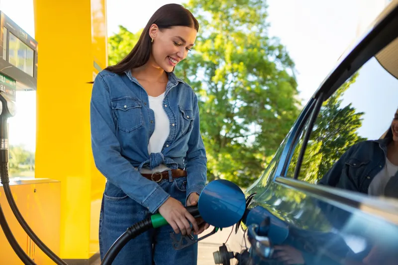 Femeie la pompă - Foto: Freepik