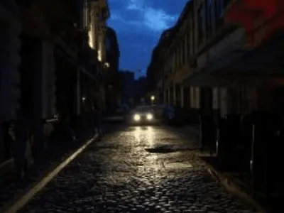 Mii de treceri de pietoni din România au rămas capcane mortale în întuneric la patru ani de la apariția legii care obliga primăriile să le ilumineze