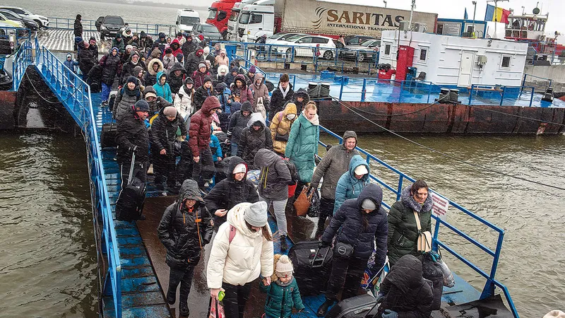 Refugiați ucraineni trecând în România pe la Isaccea