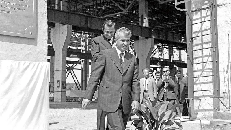 Ion Iliescu, în spatele lui Nicolae Ceausescu, în timpul vizitei de lucru la Combinatul de Utilaj Greu Iași, în 1976 - Foto: Agerpres
