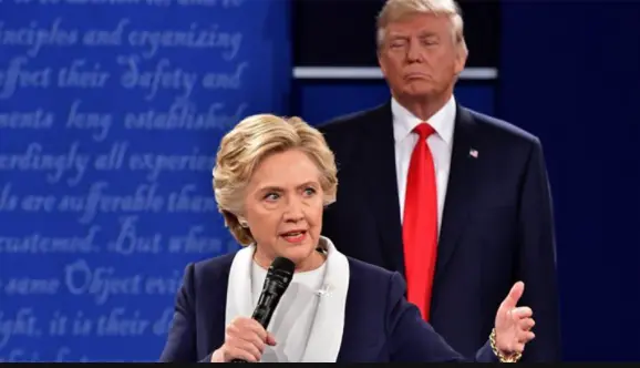 Hillary Clinton și Donald Trump, în dezbaterea prezidențială din 2016/ FOTO: BBC