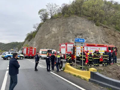Alertă pe un drum din România! Microbuz căzut în Dunăre. A fost activat Planul Roșu de Intervenție - Foto: ISU Mehedinți