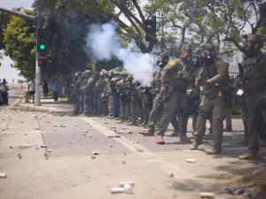 Forțele de ordine americane se confruntă cu protestatarii care nu sunt de acord cu măsurile lui Trump împotriva imigranților Foto: profimediaimages.ro