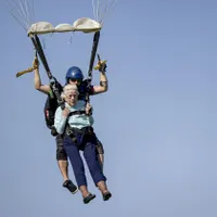 Bătrâna care are 104 ani și a sărit cu parașuta. A vrut să doboare recordul mondial - Foto: Mirror