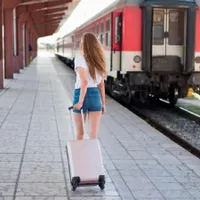 Călătoriile cu trenul, mai scumpe decât cu avionul. Ecologiștii vor taxe suplimentare pentru avioane - Foto: freepik (rol ilustrativ)