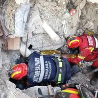 Salvatorii români au recuperat un bărbat prins sub dărâmături după o operațiune de 12 ore - Foto: Facebook / DSU