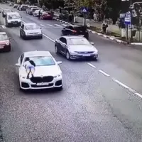 O tânără și-a surprins soțul cu amanta în BMW-ul lor Seria 7. S-a urcat pe capotă în mers - Foto: captură video