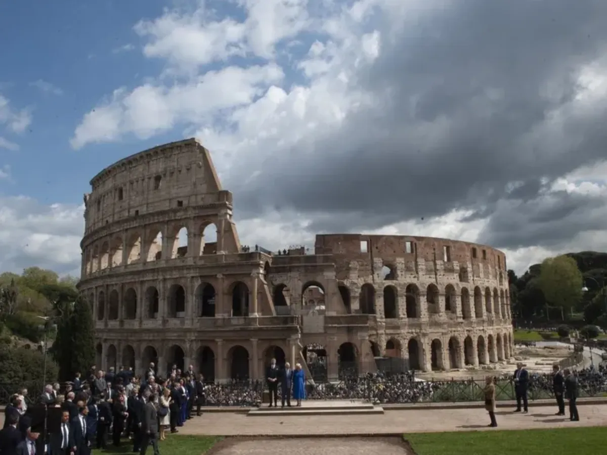 Un turist român a fost rănit la Roma, după ce un copac a căzut peste el. Incidentul, la un pas de Colosseum