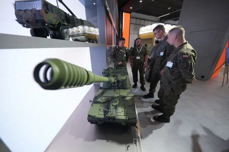 Membrii forțelor de apărare poloneze sunt văzuți admir&acirc;nd exponatele de la cea de-a 33-a ediție a Expoziției Internaționale de Apărare din Kielce - Foto: Profimedia Images