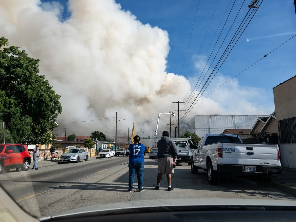 Incendiu devastator, pe coasta de vest a SUA. În Los Angeles, a fost declarată Stare de Urgență