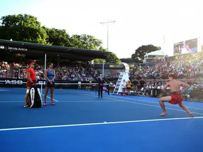 Bianca Andreescu (Canada) și Julia Goerges (Germania) asistă la un dans tradițional înainte de finala de la Auckland, Noua Zeelandă, în 2019. Foto: Guliver/Getty Images