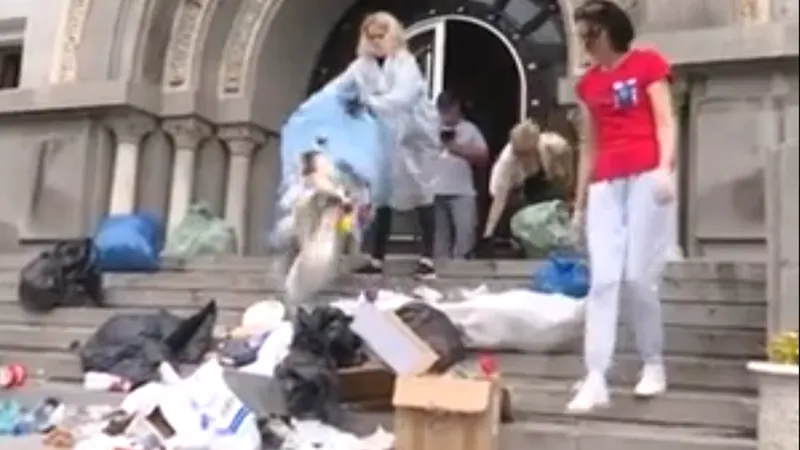 Circ făcut de RTV și Codruța Cerva: au vărsat gunoi pe scările Primăriei Sectorului 1. Captură RTV