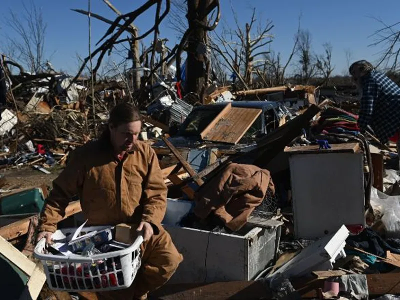 Urmările tornadelor devastatoare din SUA: Case din care a rămas doar fundația, mașini luate de vânt/FOTO: cnn.com