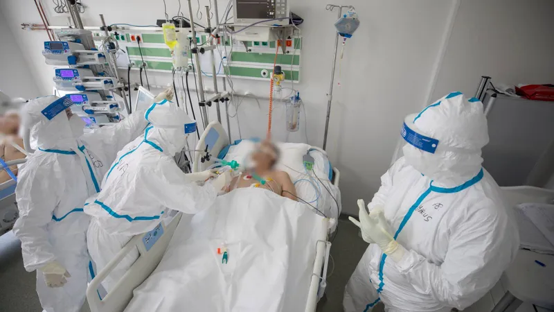Grav: infecțiile COVID, creștere de opt ori în ultima lună. De trei ori mai mulți pacienți la ATI/FOTO: Facebook/Spitalul Universitar de Urgenţă Militar Central "Dr. Carol Davila"