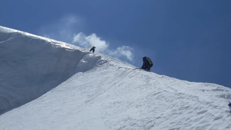 Alpinistul Horia Colibăşanu şi doi colegi, surprinşi de o avalanşă în Himalaya.  Foto Horia Colibășanu