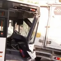 Autobuz STB, făcut praf. A intrat într-o dubă, în centrul Capitalei. Șoferului i s-a făcut rău - Foto: antena3.ro