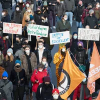 Mii de „vacciniști” au protestat în Germania împotriva conspiraționiștilor COVID. / Foto: berliner-zeitung.de