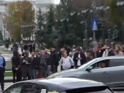 VIDEO. Cum a reacționat Nicușor Dan când a fost huiduit la Iași, în fața Teatrului Național