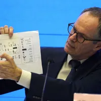 Peter Ben Embarek arată calea probabilă a transmisiei/Foto: AP