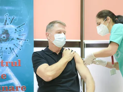 Președintele Klaus Iohannis la administrarea primei doze de vaccin anti-COVID/FOTO: Facebook