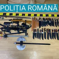 Percheziție la Scorţeni, în Bacău: două puşti, muniţie, o halebardă, un buzdugan şi zeci de cuţite. / Foto: agerpres.ro