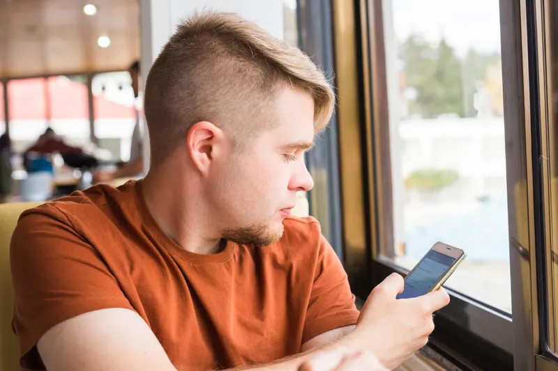 Bărbat care stă pe telefon - Foto: Freepik (Imagine cu rol ilustrativ)