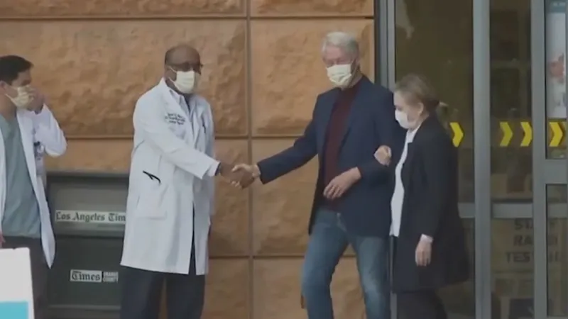 Bill Clinton a fost sprijinit de soția sa, Hillary. FOTO: Captură video