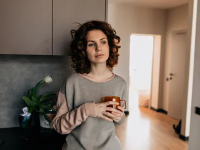 Cum să nu te izolezi social atunci când treci printr-o perioadă stresantă? Rămâi conectat cu oamenii - Foto: Freepik (Imagine cu rol ilustrativ)