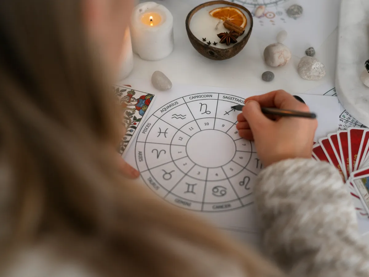 Femeie citind horoscop - Foto: Magnific.com (Imagine cu rol ilustrativ)