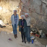 Ciprian Ardelean, împreună cu fiica sa în peștera Chiquihuite din Zacatecas, acolo unde a făcut descoperiri care schimbă tot ce se știa până acum despre prezența oamenilor în America LatinăFoto: Arhiva personală