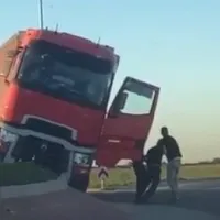 Șoferul TIR-ului a fost sprijinit de doi oameni ca să nu cadă din cabină de drogat ce era Foto: Facebook