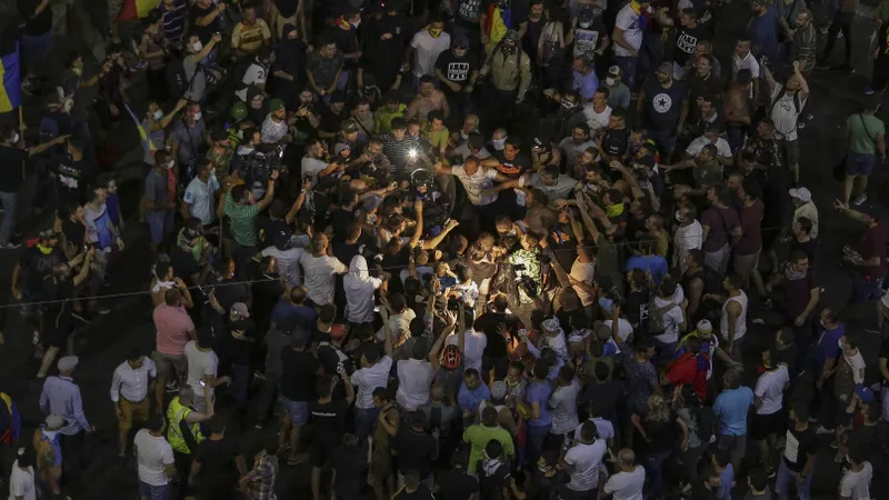 Momentul în care cei doi jandarmi sunt atacați de un grup de oameni violenți. FOTO: Octav Ganea - Inquam Photos